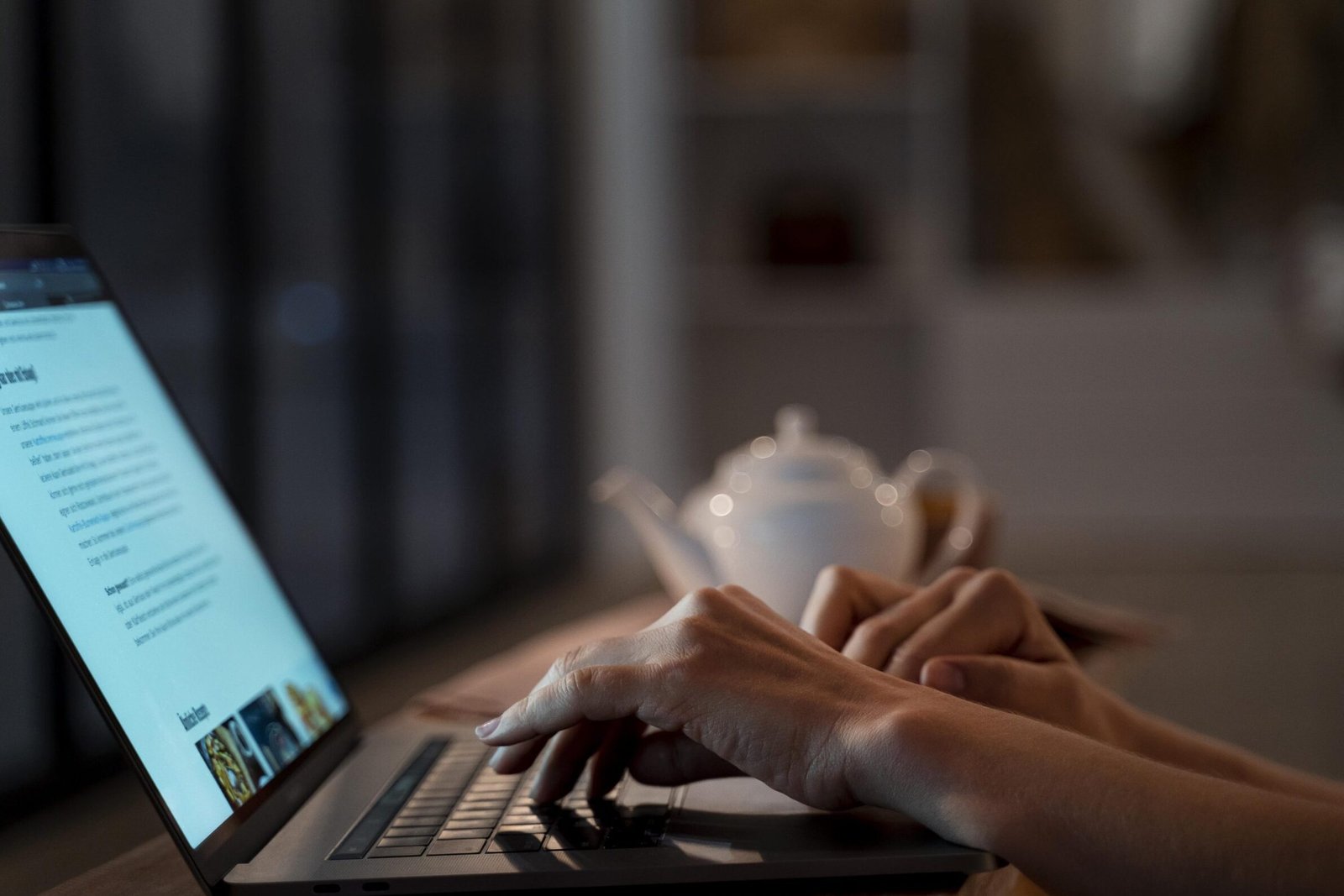 Asistente de redacción inteligente: genera correos, informes y documentos profesionales.