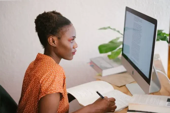 Resumen de reuniones: convierte texto largo en puntos clave y acciones.