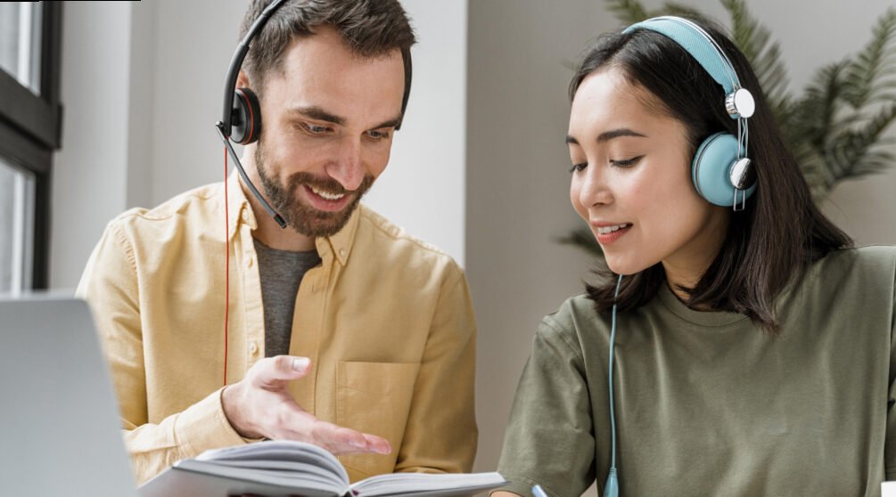 Traductor educativo contextual: explica significados y usos, no solo traduce.